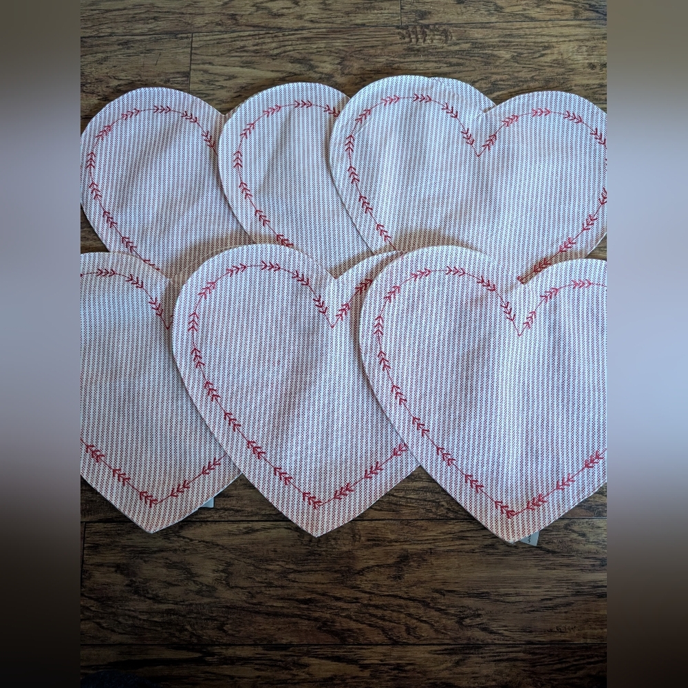 cupcakes & cashmere Set Of 6 Red Striped Heart Shaped Placemats‎